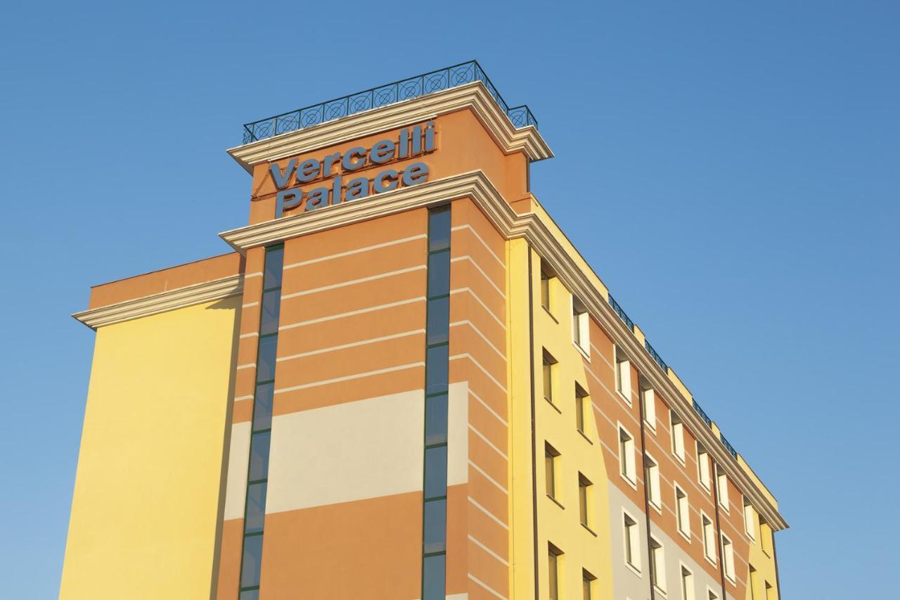Vercelli Palace Hotel Esterno foto