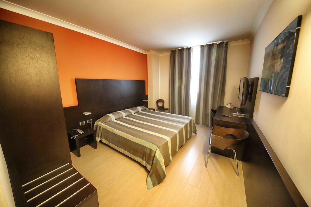 Vercelli Palace Hotel Esterno foto