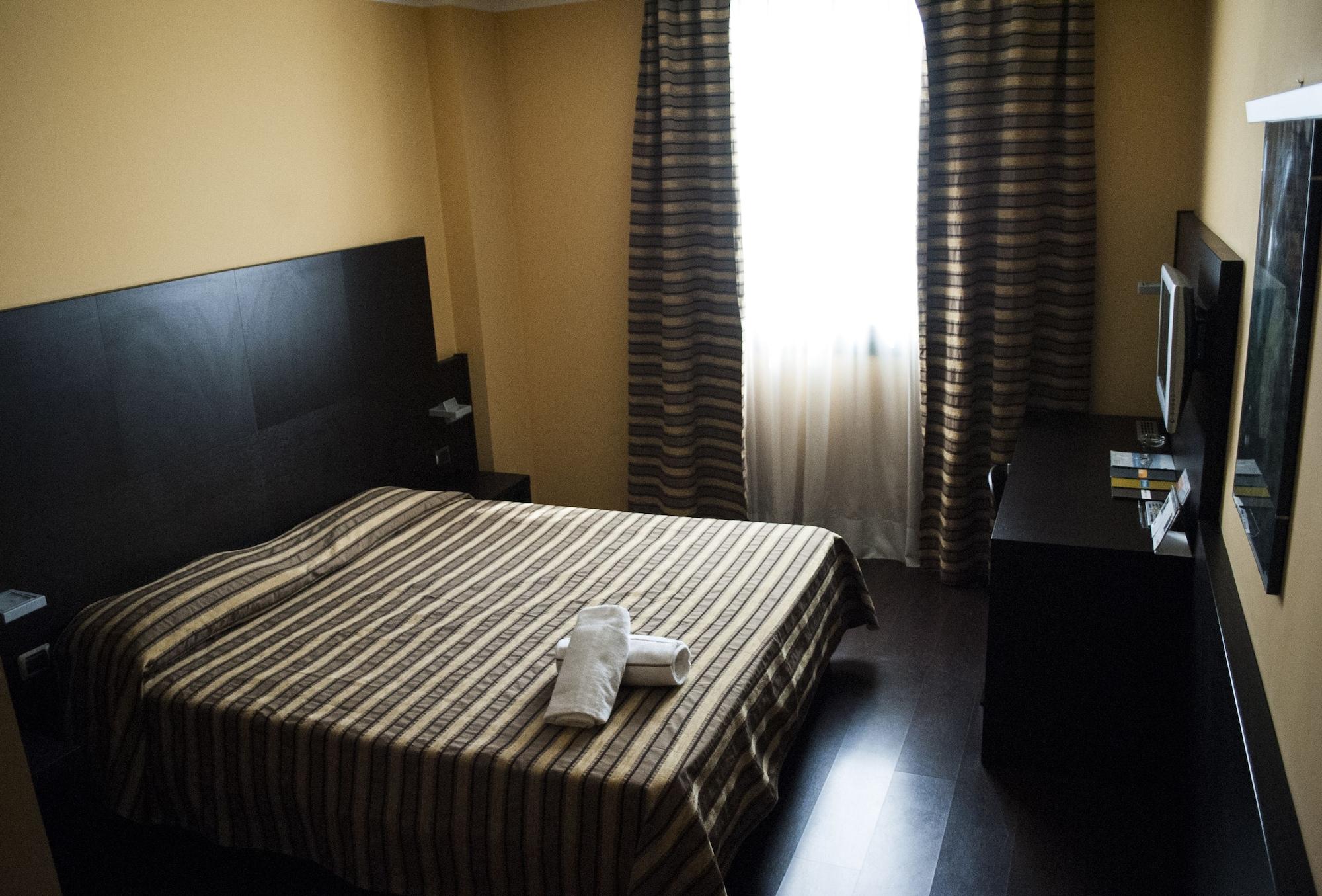Vercelli Palace Hotel Esterno foto