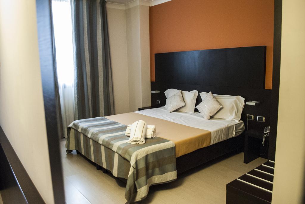 Vercelli Palace Hotel Esterno foto