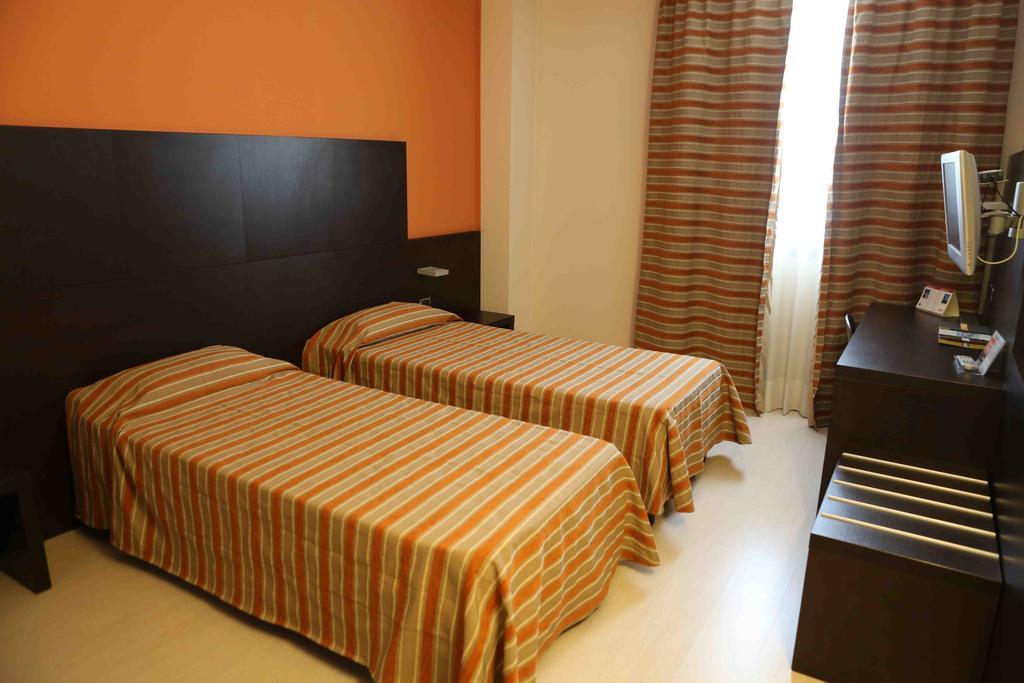 Vercelli Palace Hotel Esterno foto