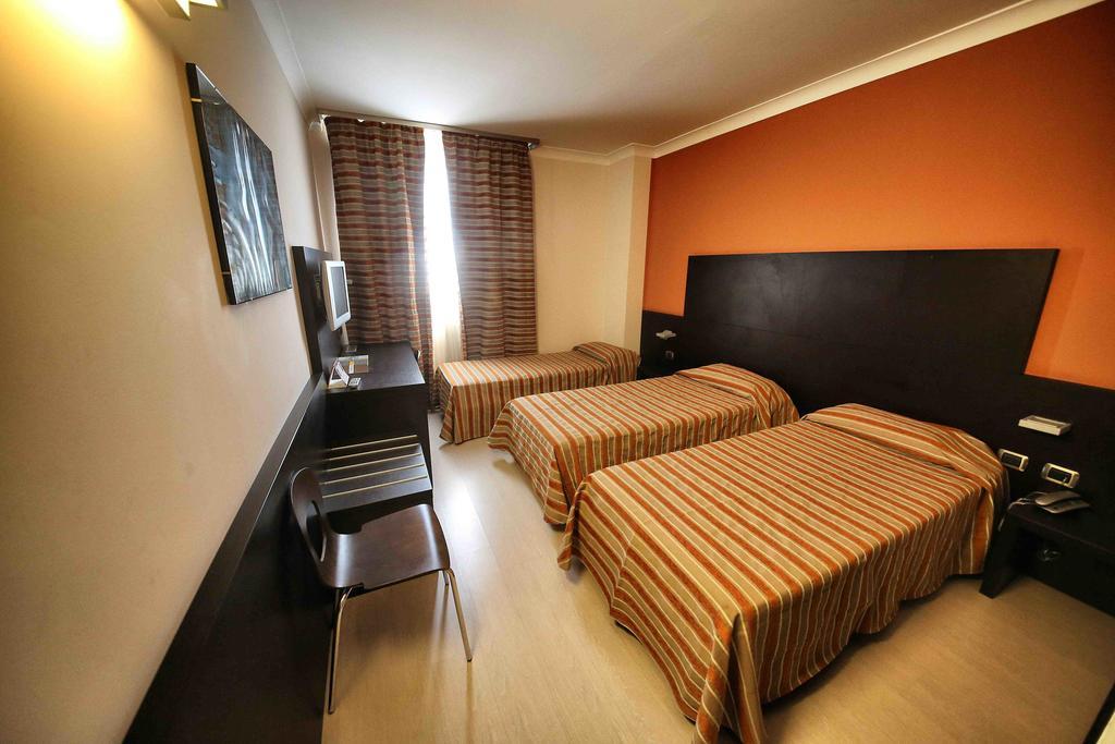 Vercelli Palace Hotel Esterno foto