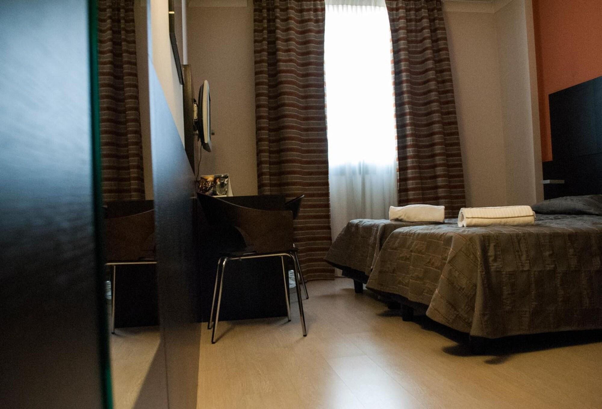 Vercelli Palace Hotel Esterno foto