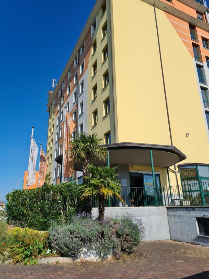 Vercelli Palace Hotel Esterno foto
